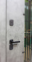 Дверь входная для улицы со стеклопакетом и ковкой 11см Лондон, внешняя МДФ, цвет бетон